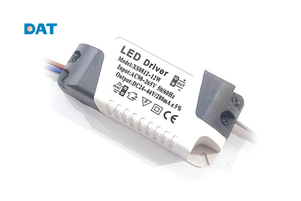 Driver LED đạt hiệu suất 95-98%, tích hợp MCU điều khiển thông minh, giám sát từ xa, chịu nhiệt độ -40°C đến +85°C, tăng thời gian chiếu sáng đèn năng lượng mặt trời.