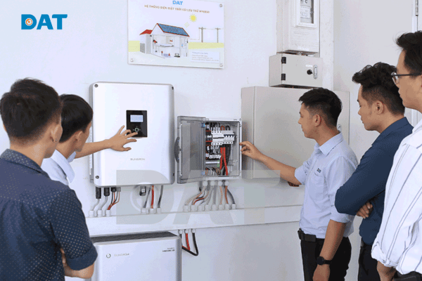 Kỹ thuật viên DAT Group lắp đặt inverter hybrid 10kW chính hãng.