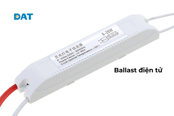 Cận cảnh cấu tạo ballast điện từ với lõi thép và cuộn dây, tạo từ trường điều chỉnh dòng điện cho bóng đèn huỳnh quang.