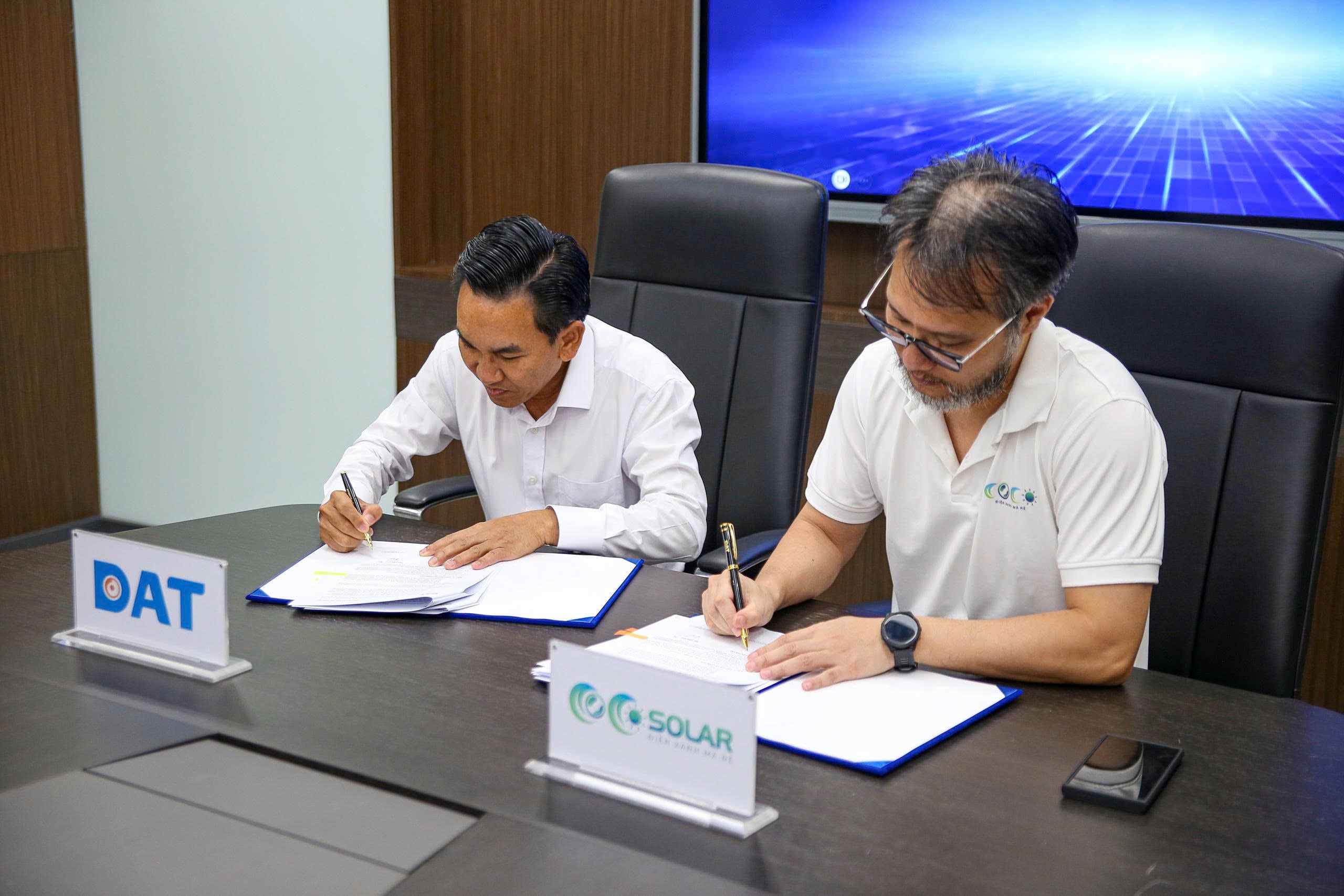 Đại diện DAT Group và Coco Solar Việt Nam ký kết thỏa thuận hợp tác