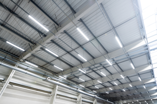 Đèn LED gắn trần trong khu công nghiệp hiện đại.