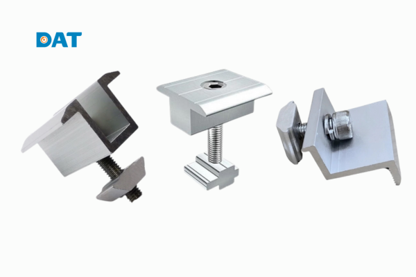 Các phụ kiện nhôm solar như kẹp giữa, kẹp biên và tán nhôm định hình giúp cố định tấm pin PV, tăng độ ổn định và độ bền hệ thống lắp đặt.