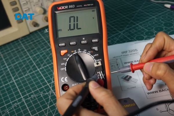 Cách kiểm tra hoạt động của Mosfet bằng đồng hồ đo điện.