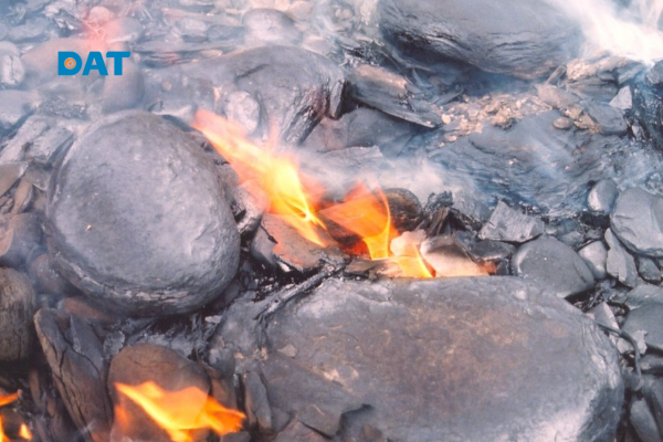 Hình minh họa phương pháp nhiệt phân và hydro hóa trong sản xuất dầu đá phiến