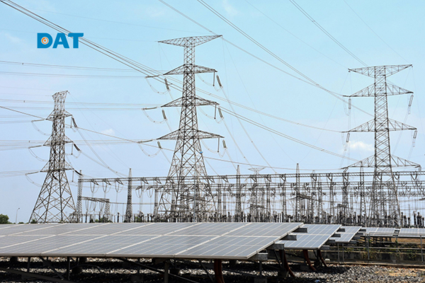 Nguồn điện DC từ tấm pin và điện AC từ biến tần trong hệ thống điện mặt trời.