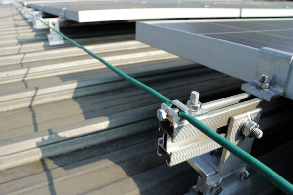 Cấu trúc khung nhôm solar hợp kim AL6005-T5 liên kết với tấm pin PV, thể hiện độ cứng, khả năng chịu tải và tính chính xác cao trong lắp đặt.