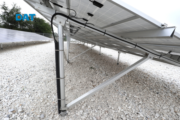 Hệ khung nhôm solar cố định tấm pin PV trong hệ thống năng lượng mặt trời, giúp đảm bảo độ nghiêng, ổn định và hiệu suất hấp thụ ánh sáng.