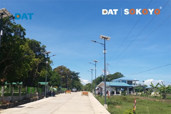 Đèn năng lượng mặt trời 120W chiếu sáng dài trên đường phố hiện đại