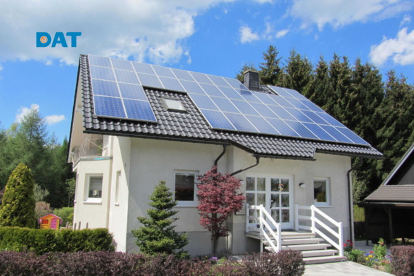 Các loại vật tư chính trong thi công điện mặt trời bao gồm tấm pin và inverter.