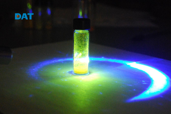 Cơ chế electron phát xạ photon tạo ra ánh sáng lạnh