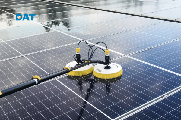 Vệ sinh tấm pin năng lượng mặt trời để tăng hiệu suất sạc.