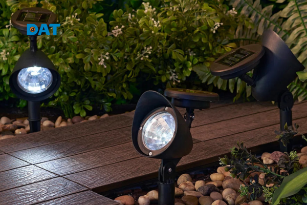 Đèn sân vườn năng lượng mặt trời nhỏ cắm đất chiếu sáng lối đi