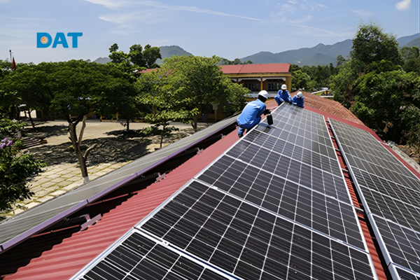 Kỹ sư đang khảo sát mái trường để lắp đặt điện năng lượng mặt trời.