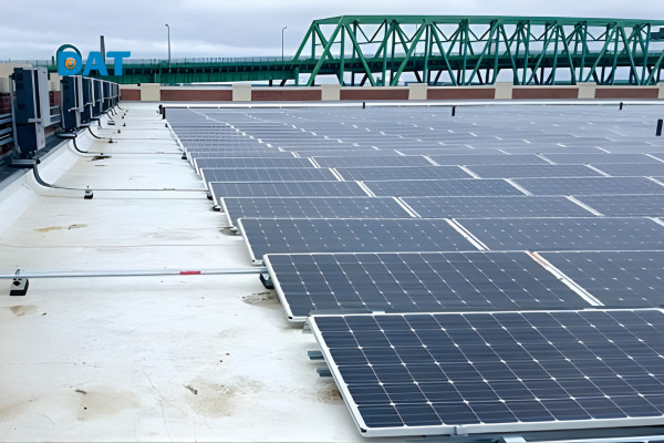 Hệ thống tấm pin PV trong mô hình điện mặt trời cho bệnh viện lắp đặt trên mái tòa nhà.