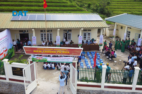 điện mặt trời cho vùng cao lắp đặt trên mái trường tại khu vực miền núi chưa có điện lưới