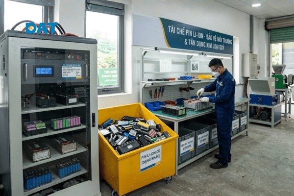 Tái chế pin Lithium-ion tại các điểm thu gom chuyên dụng giúp bảo vệ môi trường và tận dụng lại các kim loại quý hiếm.