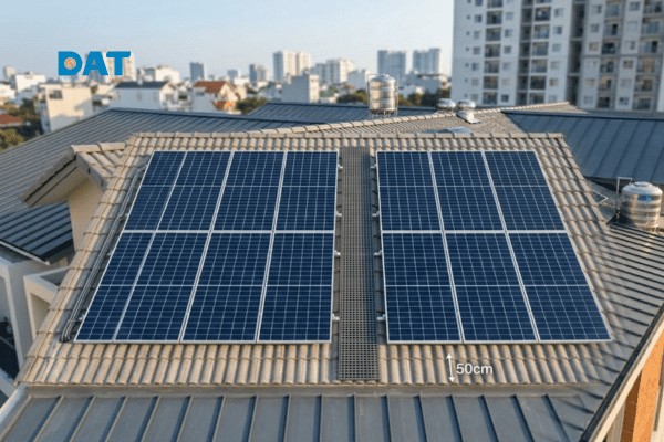Bố trí khoảng cách kỹ thuật giữa các chuỗi pin và khoảng cách an toàn so với mép mái tôn giúp thuận tiện cho việc bảo trì, vệ sinh.