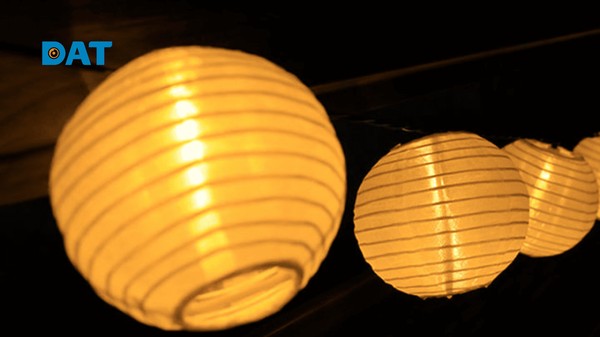 Hệ thống đèn lồng năng lượng mặt trời chất liệu vải chống thấm nước chuyên dụng dùng để trang trí không gian quán cà phê và homestay ngoài trời.