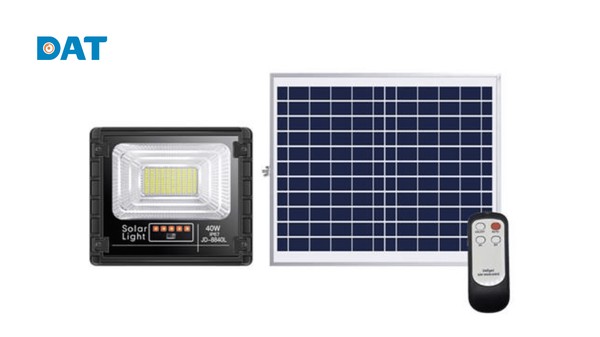 Trọn bộ đèn pha năng lượng mặt trời Jindian 40W JD-8840L có thiết kế vỏ nhôm đúc nguyên khối chống nước tiêu chuẩn IP67 đi kèm remote điều khiển.