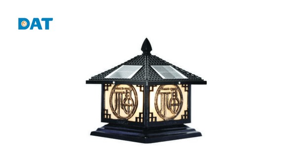 Đèn trụ cổng năng lượng mặt trời kích thước vuông 20x20 cm tích hợp tấm pin mặt trời trên đỉnh mái giúp đón sáng tự động.