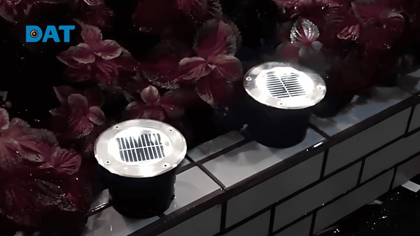 Đèn âm sàn năng lượng mặt trời làm bằng chất liệu Inox 304 mặt kính cường lực chịu tải cao, lắp đặt phẳng hoàn toàn với bề mặt lối đi.