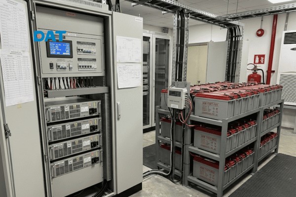 Hệ thống tủ nguồn và ắc quy dự phòng -48V DC đảm bảo duy trì kết nối viễn thông thông suốt ngay cả khi mất điện lưới.