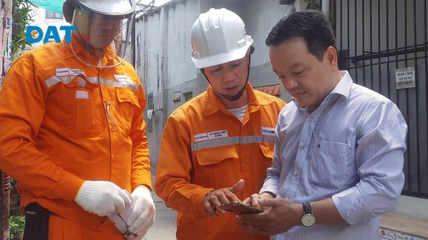 Quy trình thực địa đối soát số điện trực tiếp tại vị trí đặt hòm công tơ điện lực của hộ gia đình.