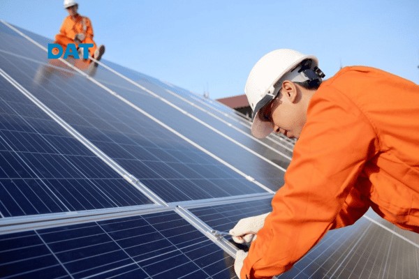 Hệ thống điện mặt trời áp mái giúp tối ưu hóa chi phí điện năng cho hộ gia đình và doanh nghiệp.