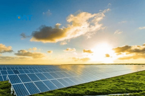 Khai thác quang năng giúp con người thoát khỏi sự phụ thuộc vào các nguồn năng lượng hữu hạn, đảm bảo an ninh năng lượng bền vững và bảo vệ hệ sinh thái toàn cầu.
