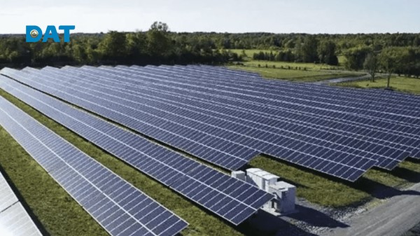 Tấm pin Jinko Solar Tiger Neo 580W ứng dụng công nghệ SMBB tăng hiệu suất truyền dẫn dòng điện.