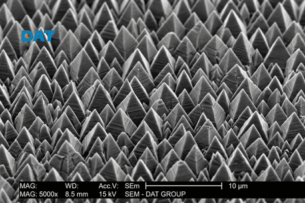 Cấu trúc kim tự tháp siêu nhỏ trên bề mặt wafer giúp giảm phản xạ và tối ưu hóa khả năng hấp thụ ánh sáng.