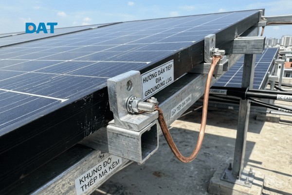 Kẹp tiếp địa chuyên dụng dùng để liên kết khung nhôm của tấm pin mặt trời với hệ thống giá đỡ và dây dẫn đất.