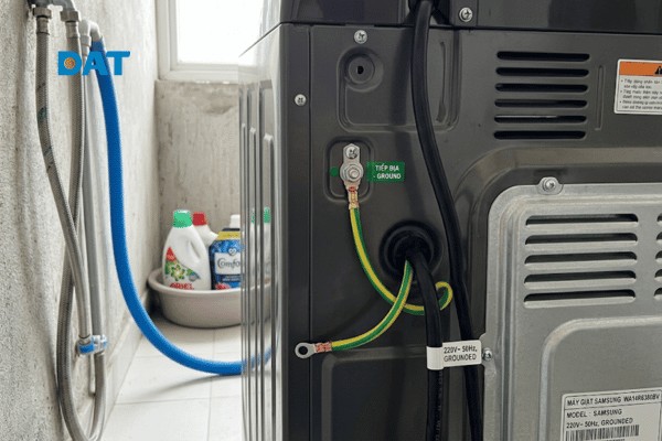 Dây tiếp địa màu vàng sọc xanh đặc trưng được kết nối vào vỏ kim loại của thiết bị gia dụng để triệt tiêu dòng điện rò.