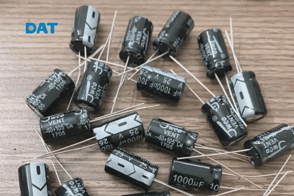 Tụ hóa phân cực với dải màu sáng đánh dấu cực âm (-). Việc lắp đặt đúng chiều cực tính là bắt buộc để đảm bảo an toàn và tránh cháy nổ.