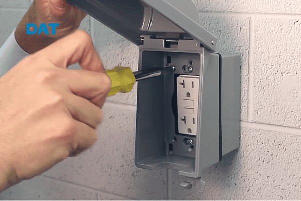 Bố trí nguồn điện an toàn, tránh xa các khu vực ẩm ướt hoặc có nguồn nước sinh hoạt.