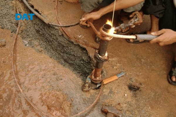 Sợi dây nối đất bảo vệ được liên kết chặt chẽ từ vỏ kim loại của thiết bị gia dụng về hệ thống chấu tiếp địa âm tường.