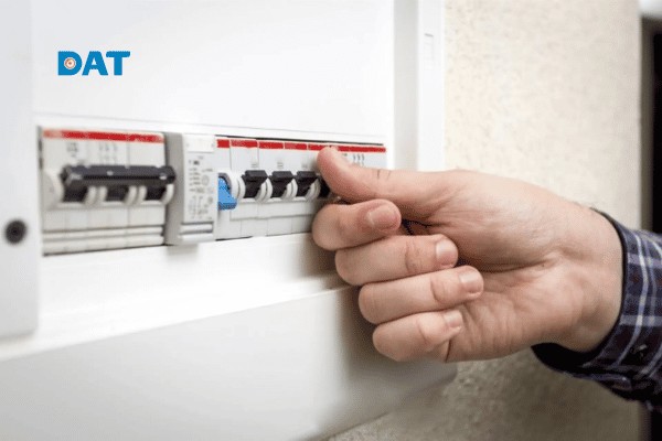 Thao tác ngắt hoàn toàn cầu dao điện tổng và khóa an toàn tủ điện trước khi thực hiện bất kỳ công việc sửa chữa nào.