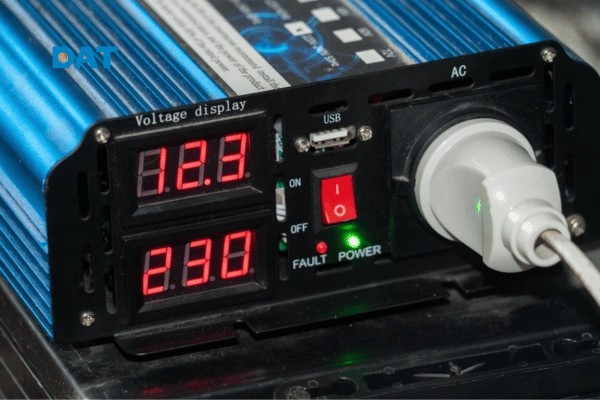 Biến tần Inverter đóng vai trò bộ não điều khiển và chuyển đổi dòng điện cho toàn hệ thống.