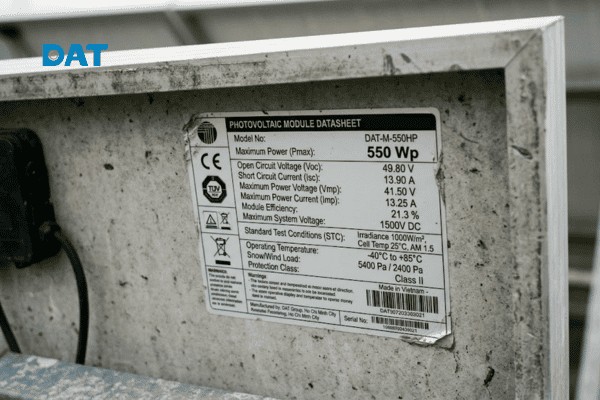 Nhãn thông số kỹ thuật in chi tiết mức công suất đỉnh (Wp) và các chỉ số điện áp định mức được dán cố định phía sau mặt tấm pin.
