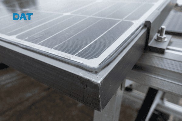Cận cảnh đường keo silicon liên kết giữa mép kính cường lực và khung nhôm mạ anodized chống ăn mòn được xử lý sắc nét, không bị tràn keo.