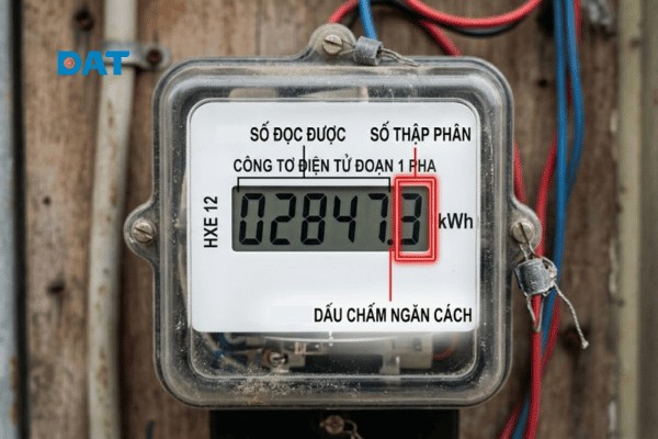 Quan sát kỹ vị trí dấu phẩy hoặc dấu chấm trên màn hình LCD công tơ điện tử để tránh đọc nhầm hàng đơn vị sang phần thập phân.