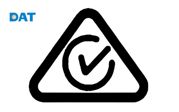 Nhãn RCM (Regulatory Compliance Mark) tiêu chuẩn trên thiết bị điện mặt trời.