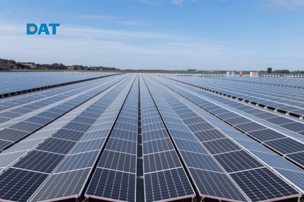 Toàn cảnh hệ thống điện mặt trời áp mái phân khúc C&I được lắp đặt đồng bộ trên mái nhà xưởng công nghiệp.