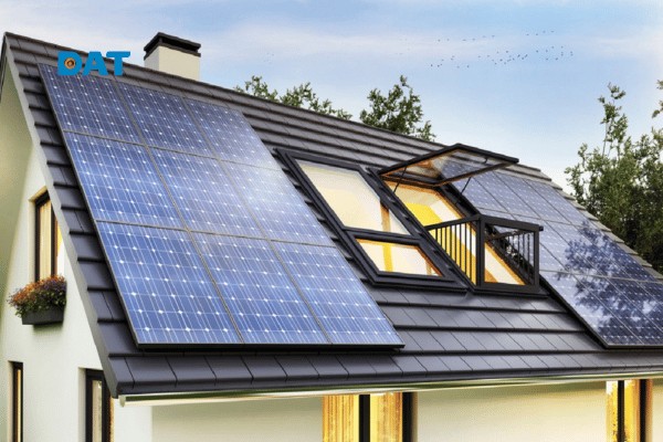 Hệ thống điện mặt trời áp mái Hybrid tích hợp pin lưu trữ giúp gia đình tự chủ nguồn điện sạch cả ngày lẫn đêm và cắt giảm hóa đơn điện bậc cao.