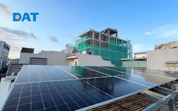 Lắp đặt hệ thống pin mặt trời hướng Nam với góc nghiêng tối ưu để đón bức xạ tốt nhất tại khu vực Việt Nam.