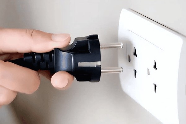 Tắt công tắc tổng hoặc rút phích cắm giúp loại bỏ hoàn toàn dòng điện chờ gây lãng phí từ các thiết bị điện tử.