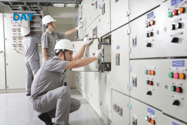 Vệ sinh lưới lọc bụi định kỳ giúp máy nén hoạt động thông thoáng, tránh tình trạng quá tải tiêu tốn điện năng.