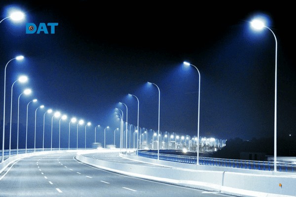 Thiết bị đèn đường LED góc chiếu phẳng đạt chuẩn che chắn hoàn toàn, giúp triệt tiêu các tia sáng đi lạc lên bầu trời.