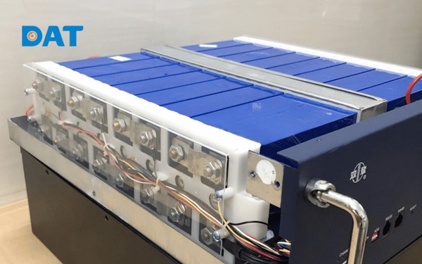 Một khối pin LFP hoàn thiện, tích hợp mạch quản lý BMS để đảm bảo an toàn và hiệu suất tối ưu khi vận hành.