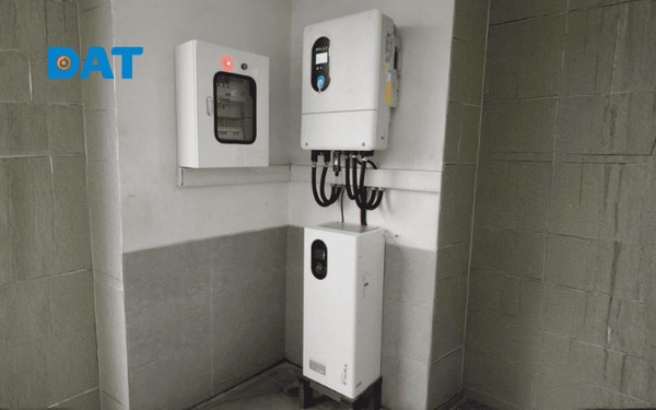Pin lưu trữ SolaX TSYS với thiết kế vỏ thép cứng cáp, đạt chuẩn bảo vệ IP65, đảm bảo hoạt động bền bỉ.